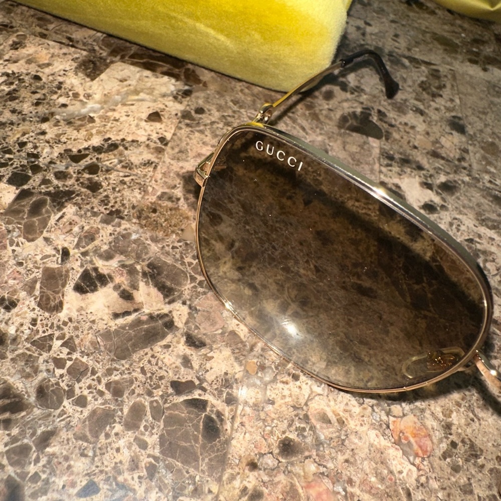 Gucci sunglasses unisex lightly used with case and cover - Picture 4 of 4